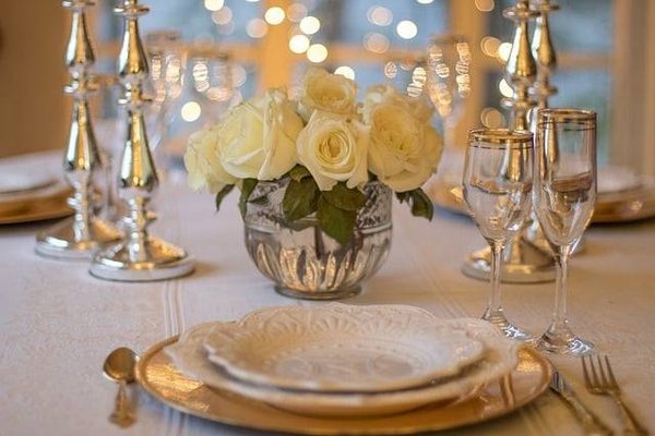 Quels accessoires d'art de table choisir pour un dîner festif ?