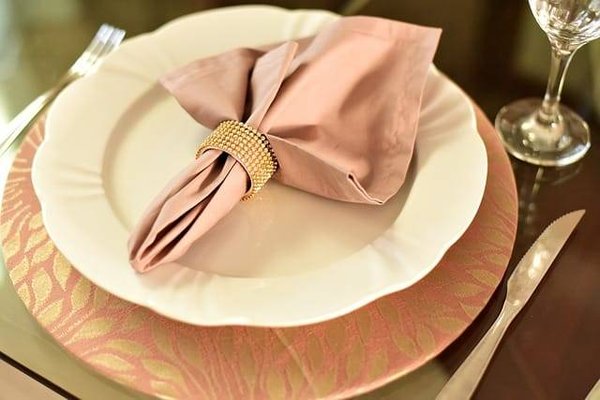 Comment choisir des sets de table assortis pour une table harmonieuse ?